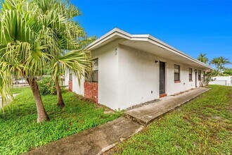 19 SE 4th Terrace in Dania Beach, FL - Foto de edificio - Building Photo