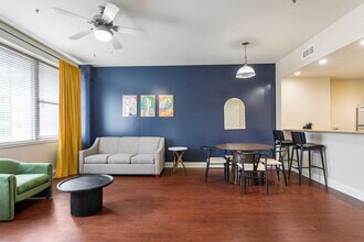 925 Common St in New Orleans, LA - Building Photo - Building Photo