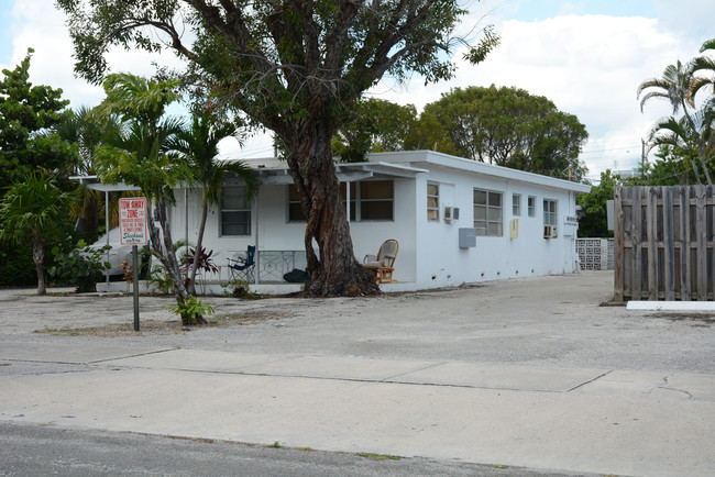 1238 17th Ave N in Lake Worth, FL - Foto de edificio - Building Photo