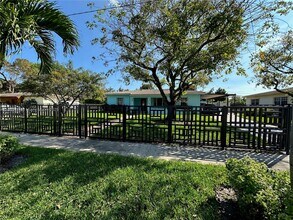 560 NW 190th St in Miami, FL - Building Photo - Building Photo