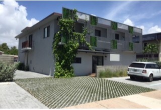 1960 SW 27th Ave in Miami, FL - Foto de edificio - Building Photo