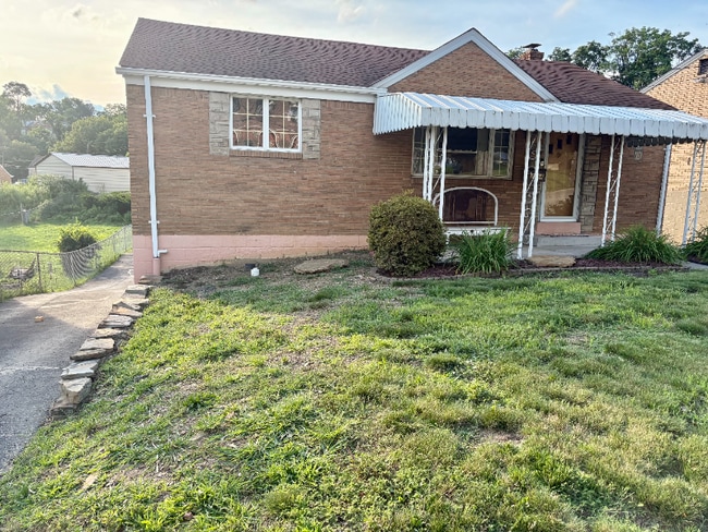 2054 Noblestown Rd in Pittsburgh, PA - Building Photo - Building Photo