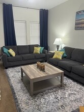 1139 Christy Dr in Angleton, TX - Foto de edificio - Building Photo