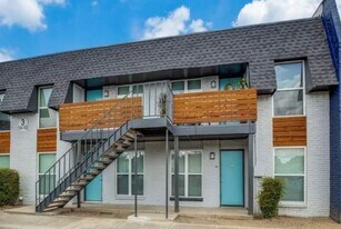 7913 N Harwood Rd in North Richland Hills, TX - Building Photo