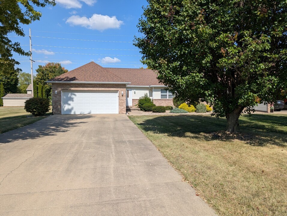 703B Burgess Dr in North Utica, IL - Building Photo