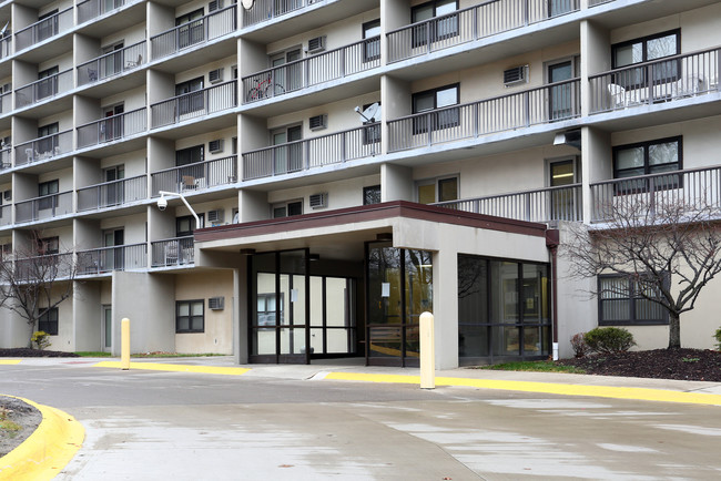 Saferstein Towers in Akron, OH - Foto de edificio - Building Photo