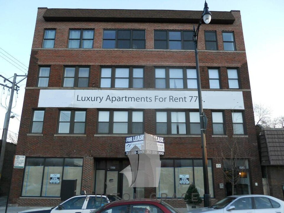4217 W Irving Park Rd, Unit 2C in Chicago, IL - Building Photo