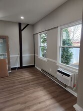 61 W Oakland Ave, Unit Apt. C in Doylestown, PA - Foto de edificio - Building Photo