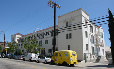 3350 San Marino St in Los Angeles, CA - Building Photo - Building Photo