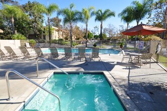 Country Club Villas in Escondido, CA - Foto de edificio - Building Photo