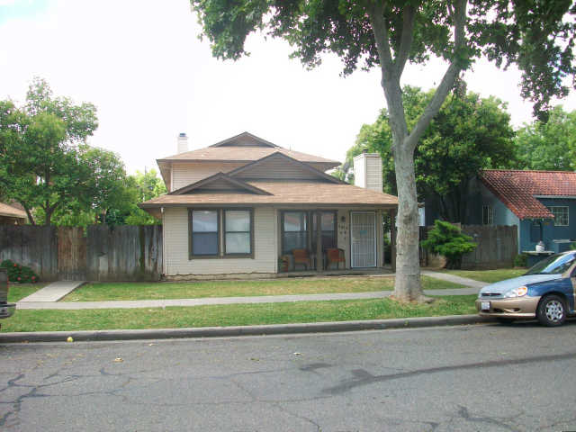 252 W 19th St in Merced, CA - Foto de edificio