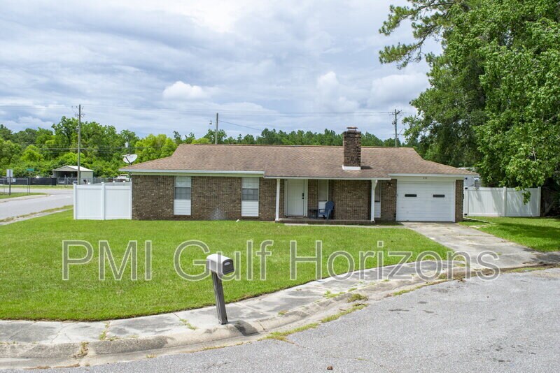 738 Carondelay Dr in Pensacola, FL - Building Photo