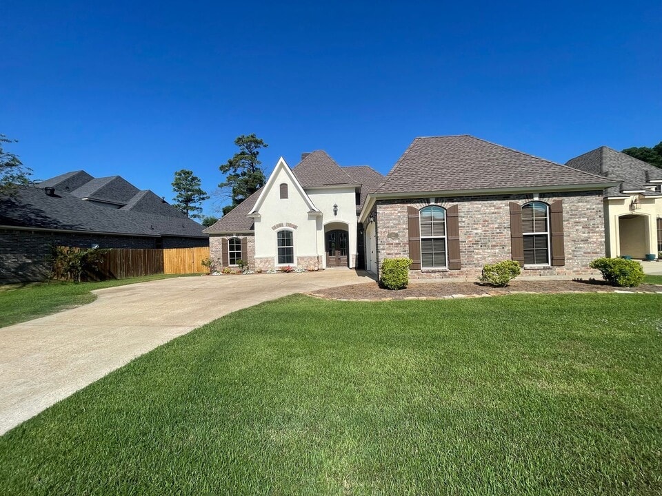285 Danielle Drive in Benton, LA - Building Photo
