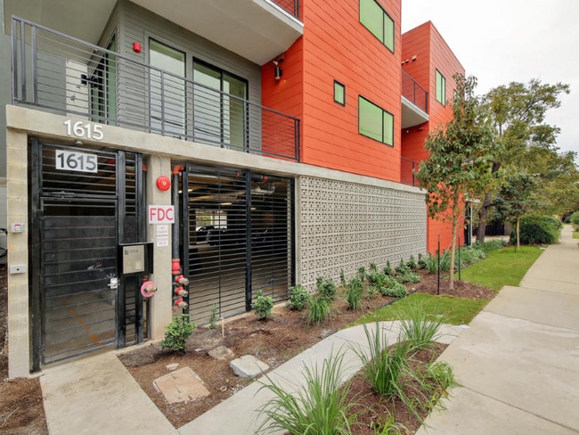 1615 E 7th St, Unit 401 in Austin, TX - Foto de edificio - Building Photo