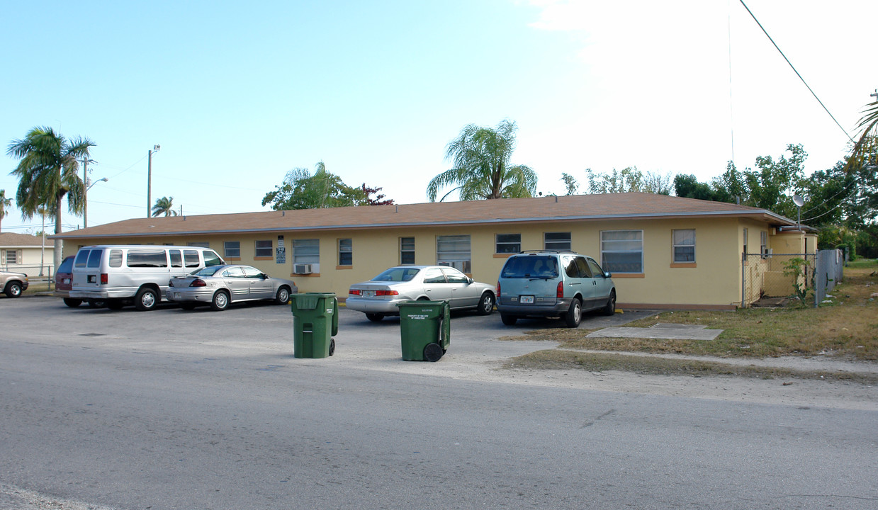 186 NW 2nd St in Homestead, FL - Foto de edificio