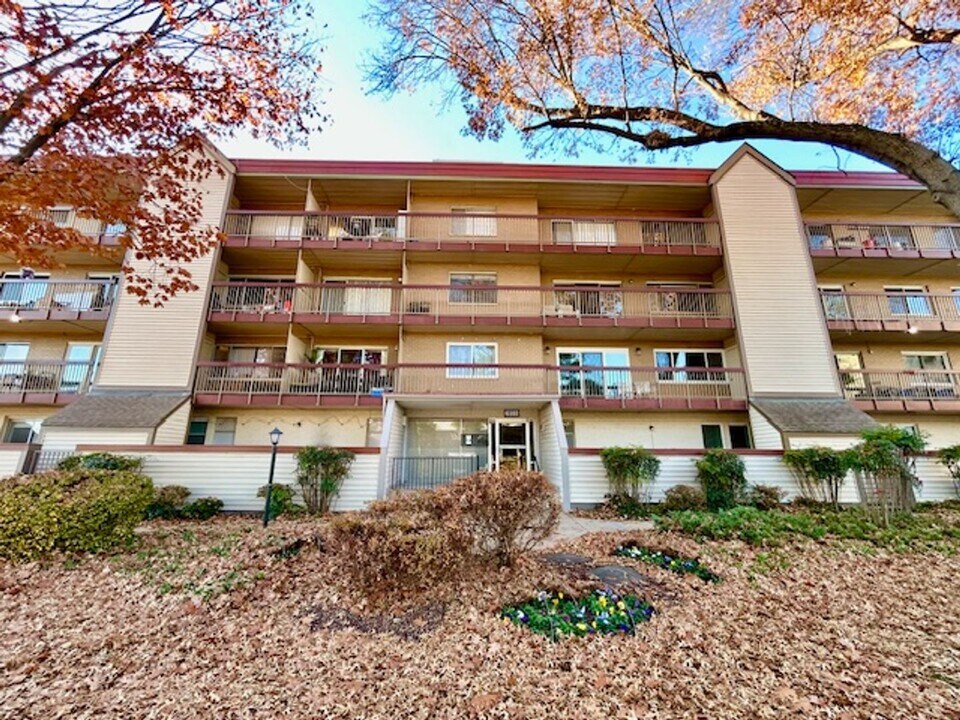 10300 Westlake Dr in Bethesda, MD - Building Photo