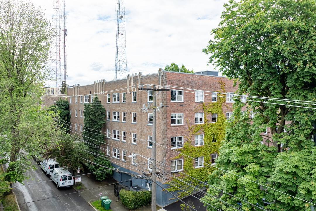 Garden Court Condos in Seattle, WA - Building Photo