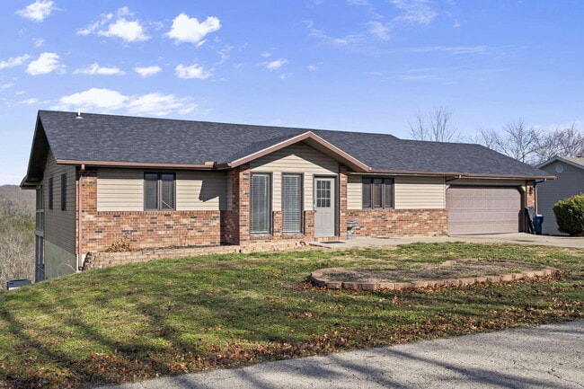 42 Irish Hills Blvd in Kimberling City, MO - Building Photo - Building Photo