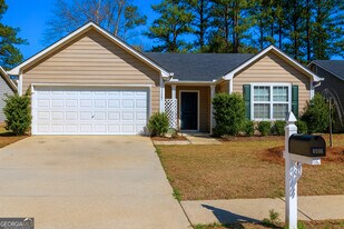 8596 Guthrie Dr in Riverdale, GA - Building Photo