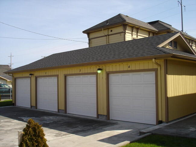 2010 Spring St, Unit 1 in Eureka, CA - Foto de edificio - Building Photo