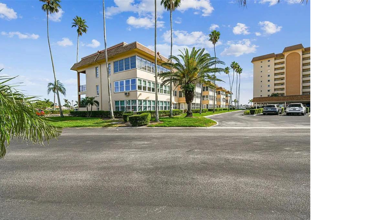 5020 Brittany Dr S in St. Petersburg, FL - Building Photo
