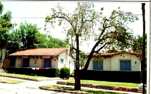 1296 N Raymond Ave in Pasadena, CA - Foto de edificio