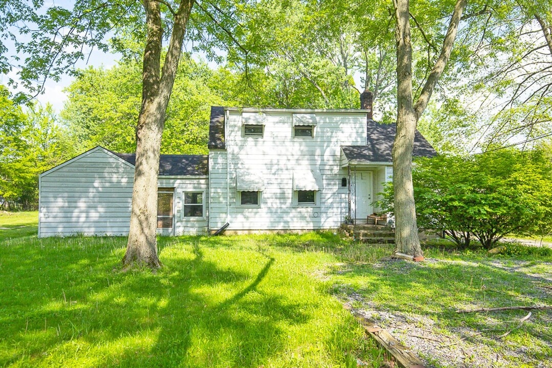 7561 Hickory Rd in Bedford, OH - Foto de edificio