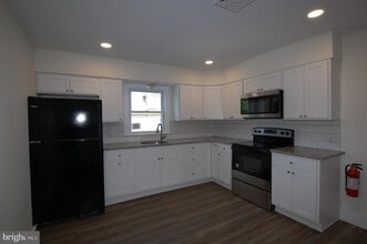 35 East Ave, Unit APT 2 in Woodstown, NJ - Foto de edificio - Building Photo