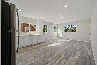 324 1/2 W 51st St in Los Angeles, CA - Building Photo - Building Photo