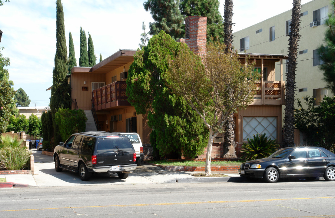 5906 Whitsett Ave in Valley Village, CA - Foto de edificio