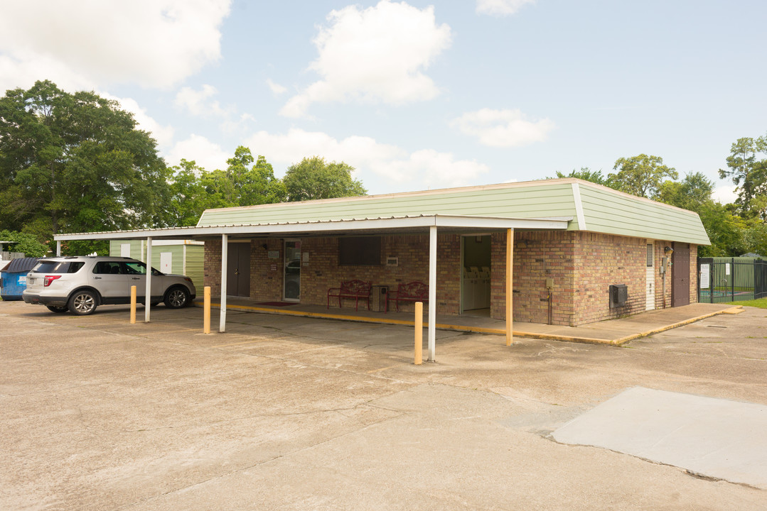 Bayouwood Villa in Sulphur, LA - Building Photo