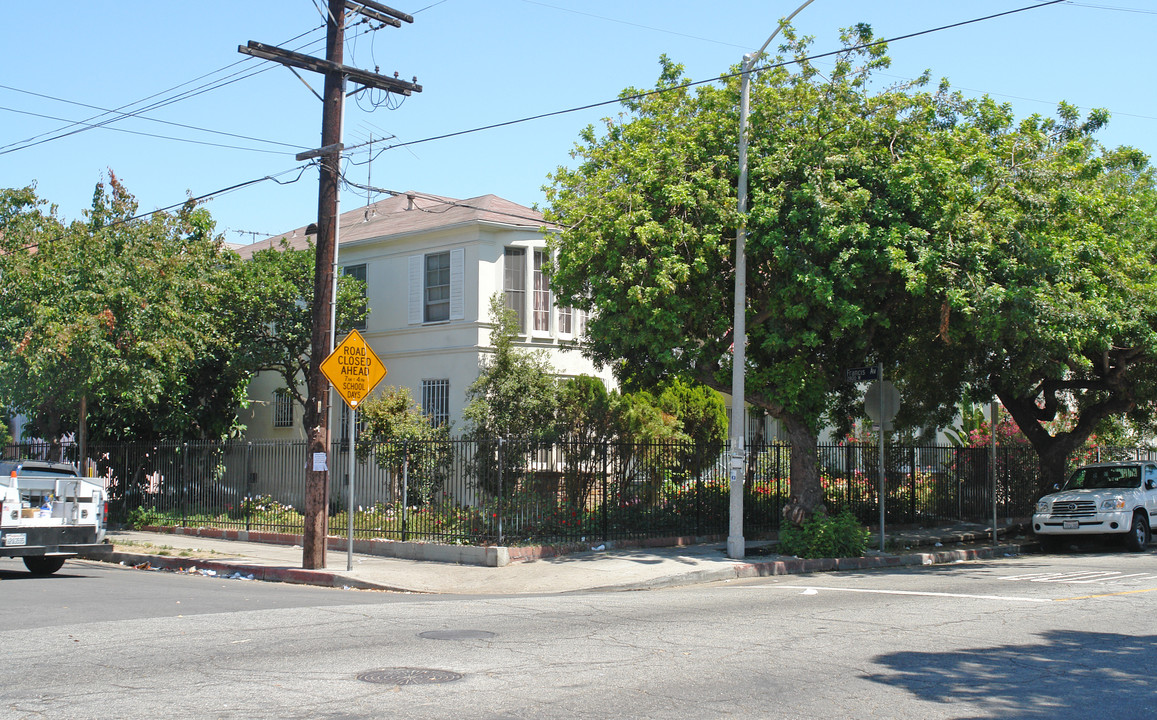 2900 Francis Ave in Los Angeles, CA - Foto de edificio