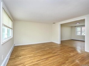 39 Graywood Rd in Port Washington, NY - Building Photo - Building Photo