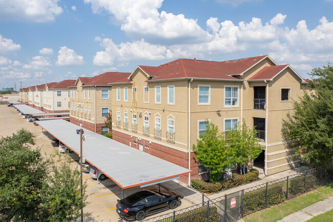 Wilcrest Garden Condominiums in Houston, TX - Foto de edificio - Building Photo