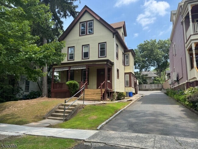 30 Riggs Pl in South Orange, NJ - Building Photo - Building Photo
