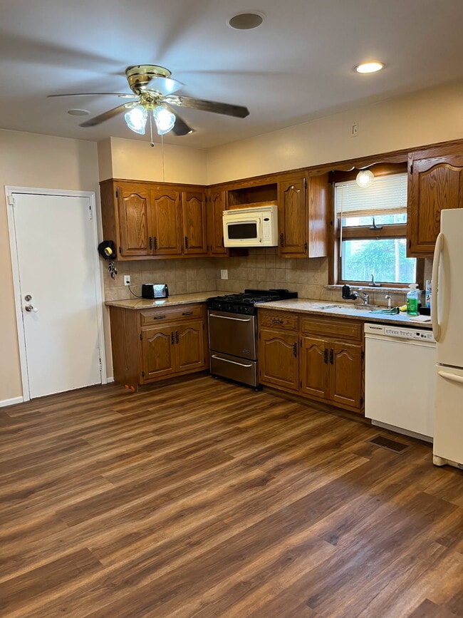 15 Heckel St, Unit 1st fl in Belleville, NJ - Foto de edificio - Building Photo