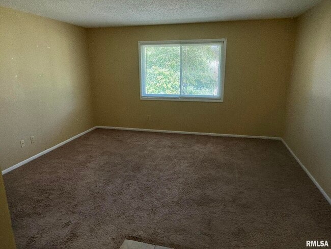 400 N 5th St in Eldridge, IA - Building Photo - Building Photo