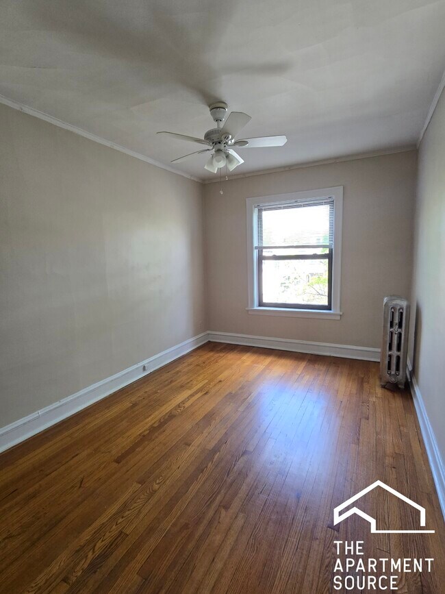 2417 W Sunnyside Ave, Unit 2 in Chicago, IL - Building Photo - Building Photo
