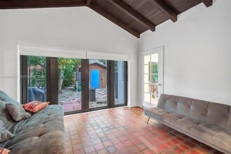 870 NE 82nd St in Miami, FL - Foto de edificio - Building Photo