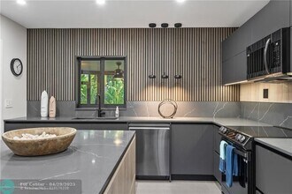 425 NE 25th St in Wilton Manors, FL - Building Photo - Building Photo