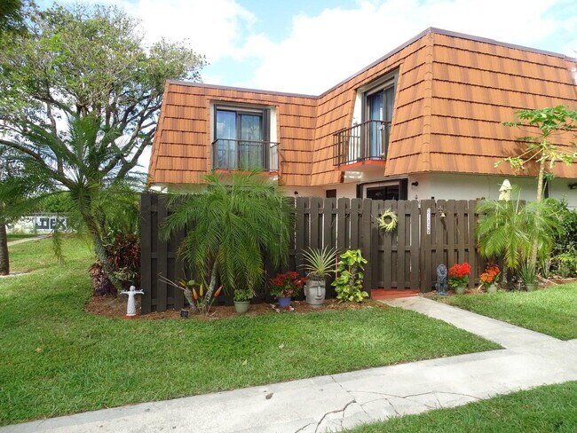 2164 White Pine Cir in Greenacres, FL - Building Photo - Building Photo
