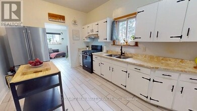 132 Ferguson Ave N in Hamilton, ON - Building Photo - Building Photo