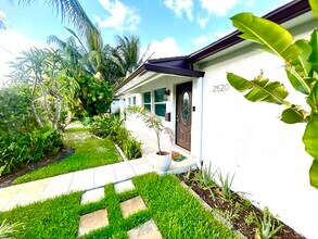 2520 Ridgeway Ave in West Palm Beach, FL - Building Photo - Building Photo