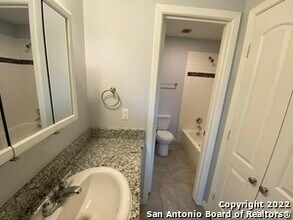 527 S Olive St in San Antonio, TX - Building Photo - Building Photo