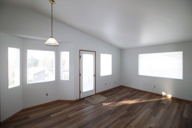 730 SE 8th Ave in Oak Harbor, WA - Building Photo - Building Photo