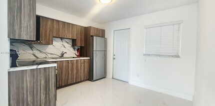 2240 NW 18th St in Miami, FL - Building Photo - Building Photo