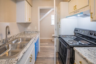 College Park Townhouses in Oklahoma City, OK - Building Photo - Interior Photo