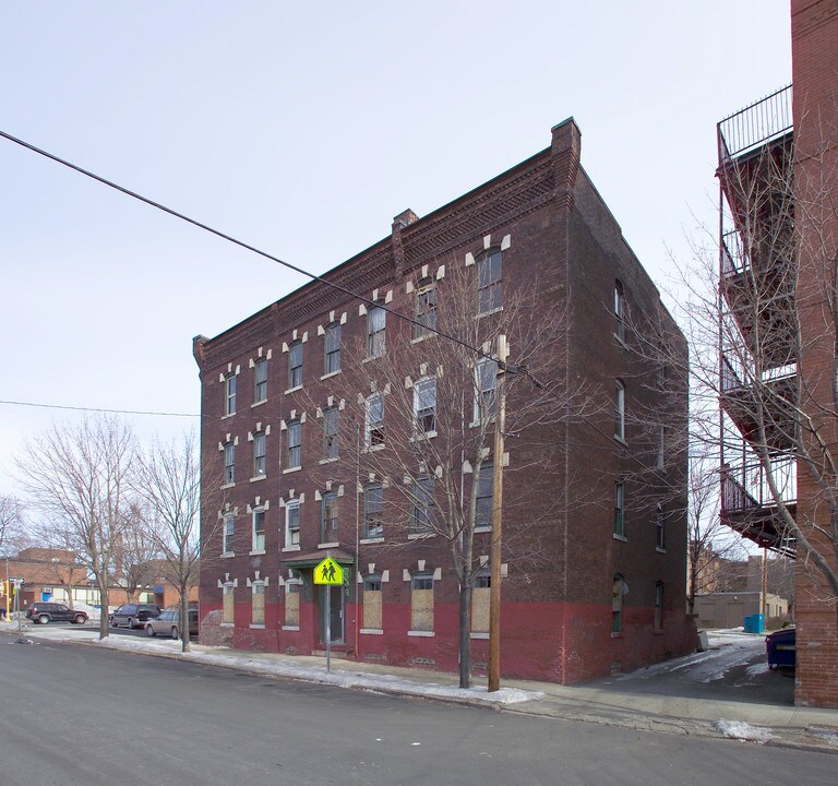 7 Adams St in Holyoke, MA - Building Photo