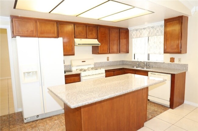 37138 Vía Cordova in Palmdale, CA - Building Photo - Building Photo