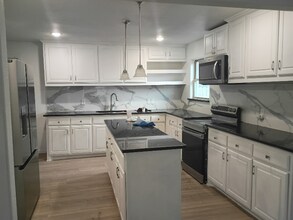 5739 Donnelly Ave in Fort Worth, TX - Foto de edificio - Building Photo